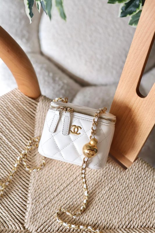 Chanel White Lambskin Quilted Mini Pearl Crush Vanity Case With Chain In Dubai
