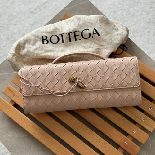 Bottega Veneta Andiamo Clutch Light Pink