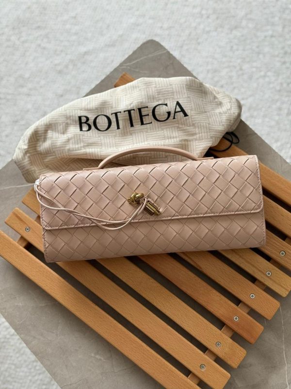 Bottega Veneta Andiamo Clutch Light Pink