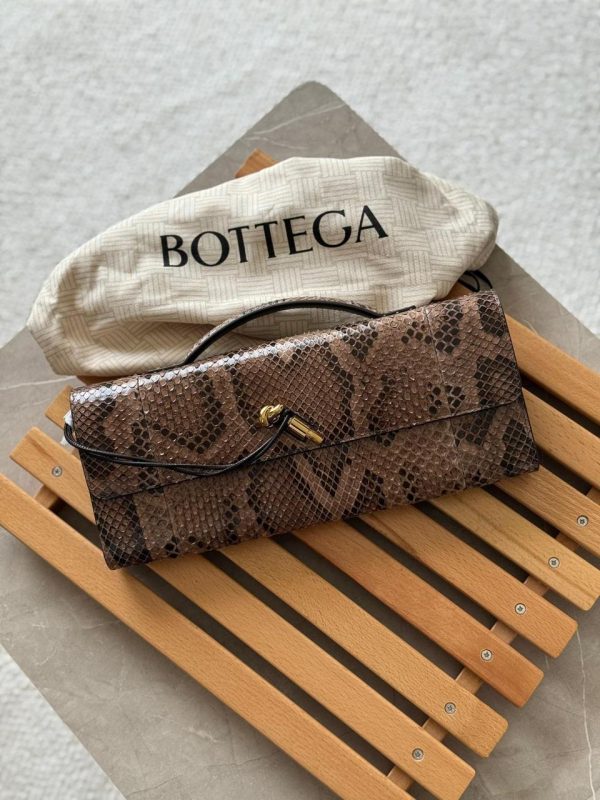 Bottega Veneta Andiamo Clutch Python Fondant
