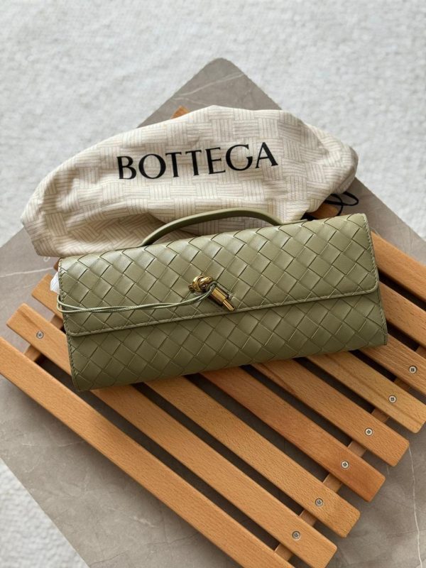 Bottega Veneta Andiamo Clutch Olive