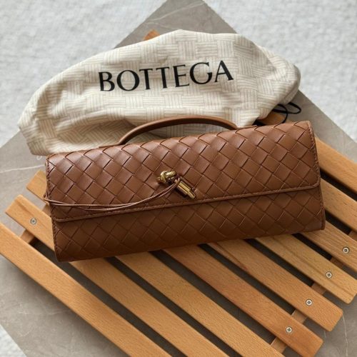 Bottega Veneta Andiamo Clutch Pale Brown