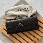 Bottega Veneta Andiamo Clutch Fondant