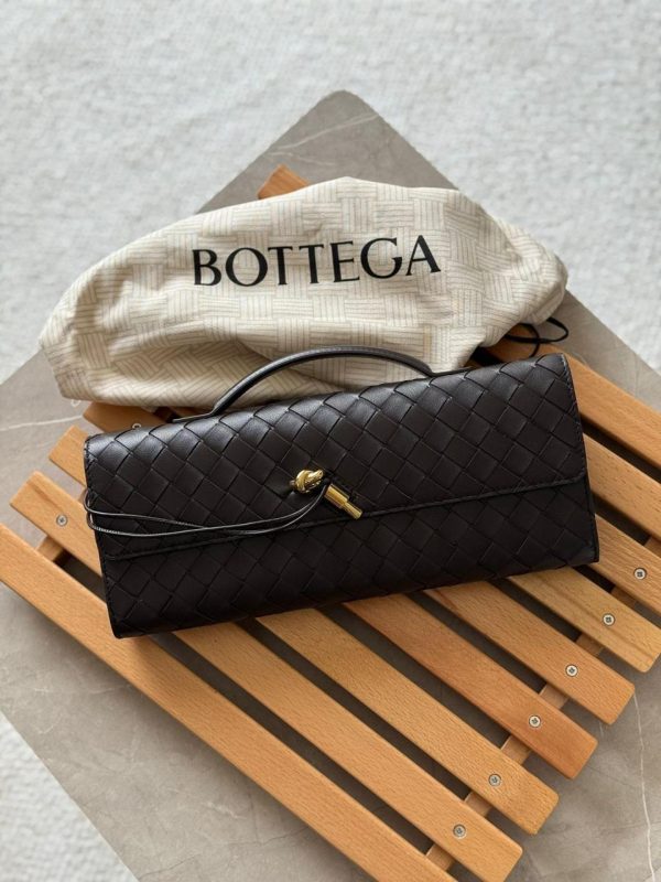 Bottega Veneta Andiamo Clutch Fondant