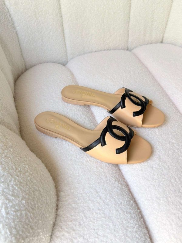 Chanel 26S Interlocking CC Logo Beige & Black Leather Flat Sandals 2