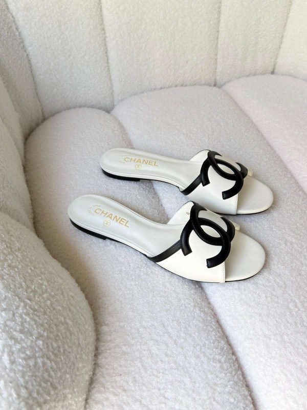 Chanel 26S Interlocking CC Logo Black & White Leather Flat Sandals 2