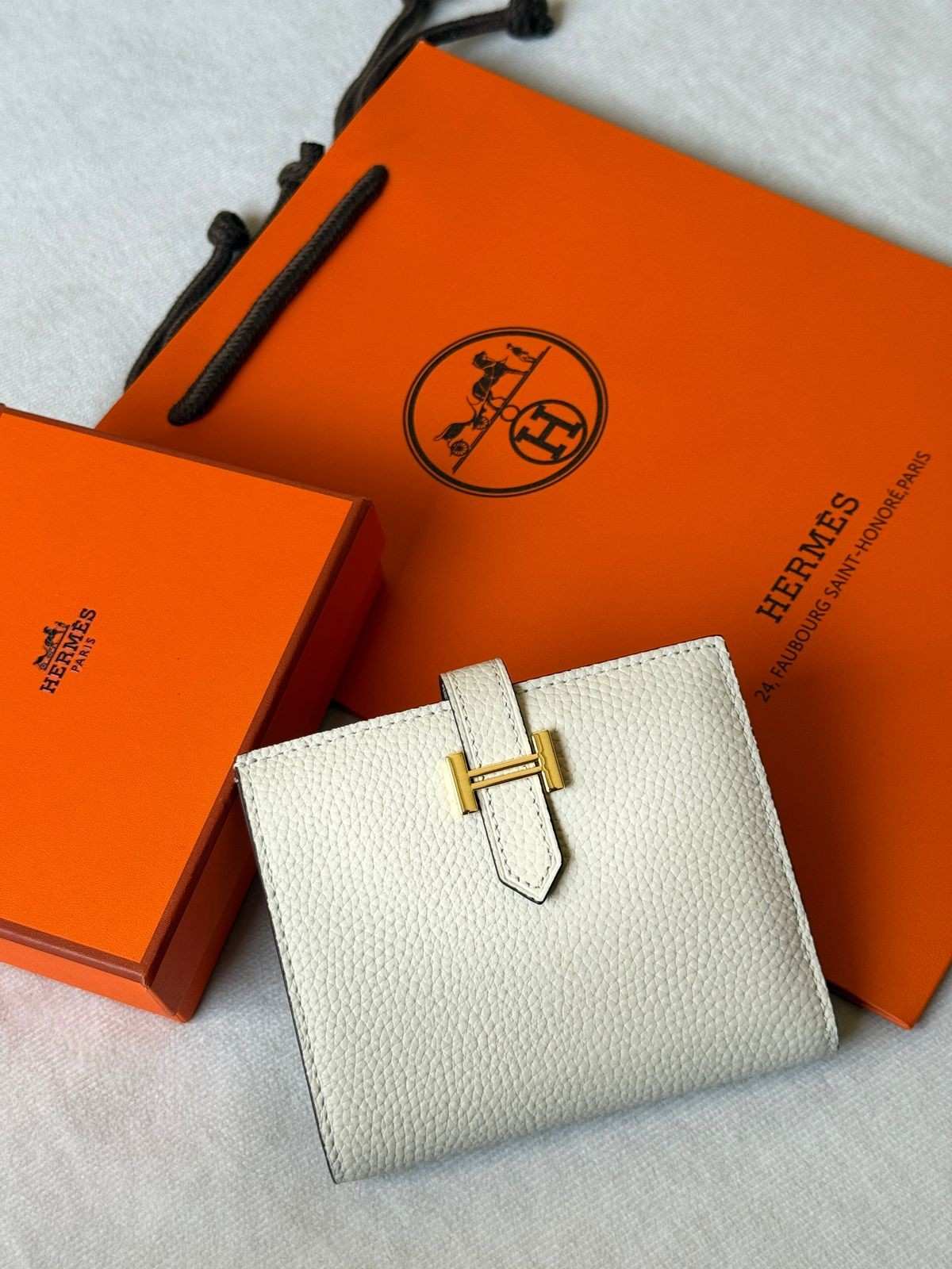 Hermes Bearn Compact Bifold Wallet In White Epsom Leather Hermes Bearn Compact Bifold Wallet In White Epsom Leather - Image 1