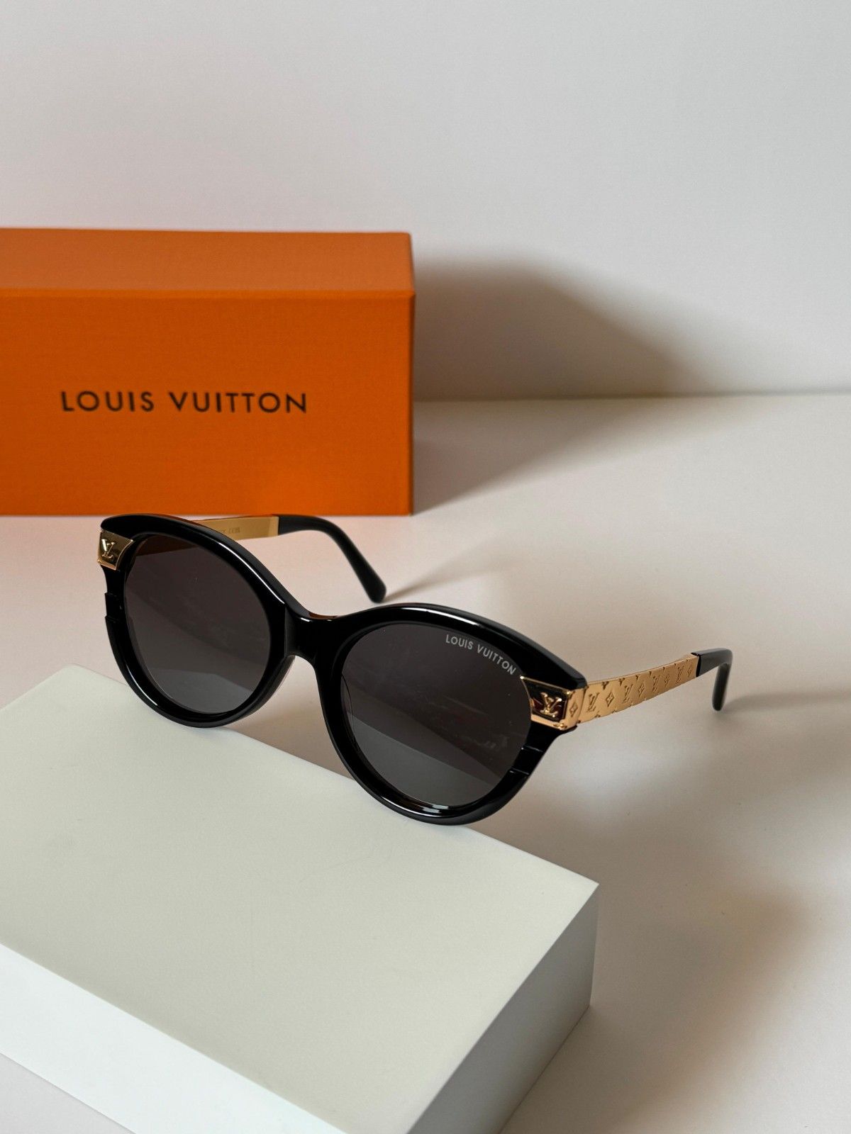 Louis Vuitton Petit Soupcon Black Cat Eye Acetate Sunglasses Louis Vuitton Petit Soupcon Black Cat Eye Acetate Sunglasses