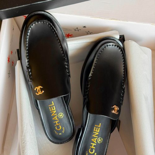 Chanel CC Logo Smooth Calfskin Mules In Black