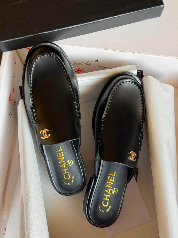 Chanel CC Logo Smooth Calfskin Mules In Black