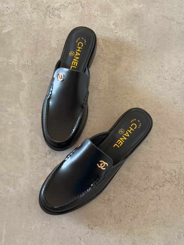 Chanel CC Logo Smooth Calfskin Mules In Black