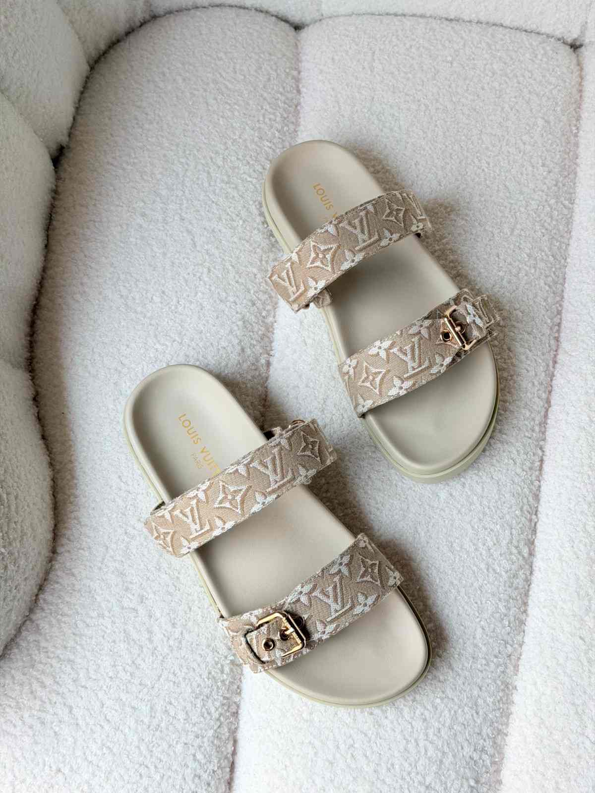 Louis Vuitton Bom Dia Flat Comfort Mules Beige Monogram Jacquard Louis Vuitton Bom Dia Flat Comfort Mules Beige Monogram Jacquard
