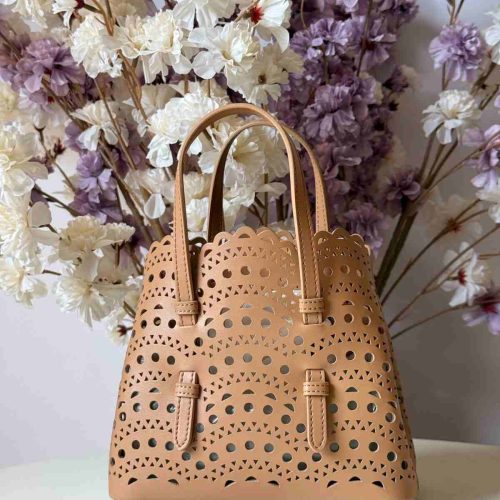 Alaia-Mina-20-vienne-vague-tote-bag-beige