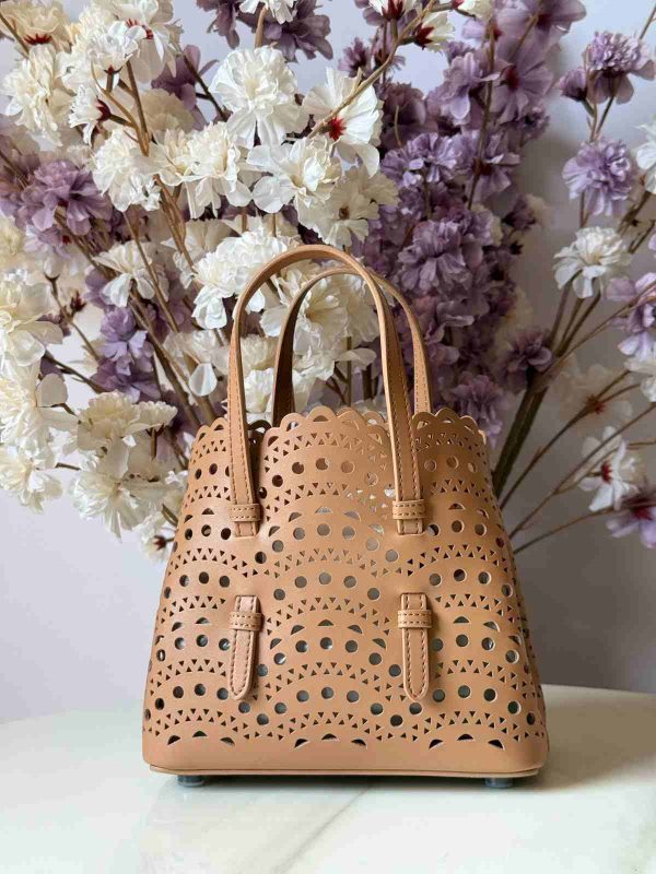 Alaia-Mina-20-vienne-vague-tote-bag-beige