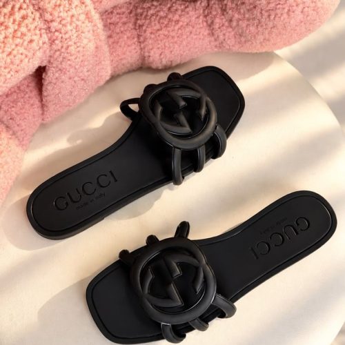 Gucci women's Interlocking g slide sandals in black