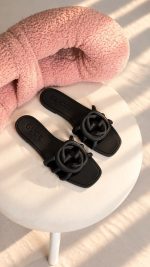 Gucci women's Interlocking g slide sandals in black