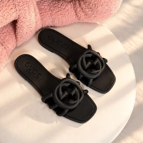 Gucci women's Interlocking g slide sandals in black