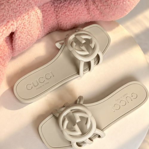 Gucci women's Interlocking g slide sandals in white