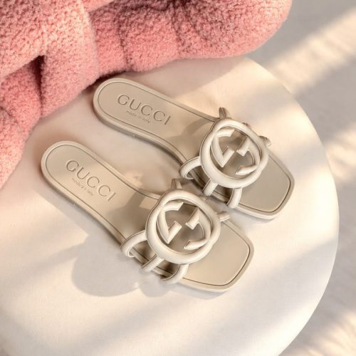 Gucci women's Interlocking g slide sandals in white