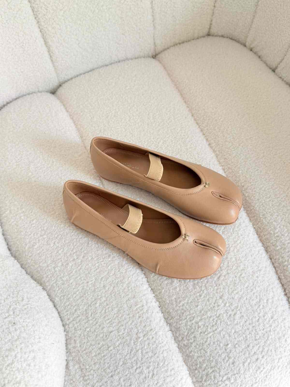 Maison margiela beige tabi elastic band ballerina flats Maison margiela beige tabi elastic band ballerina flats