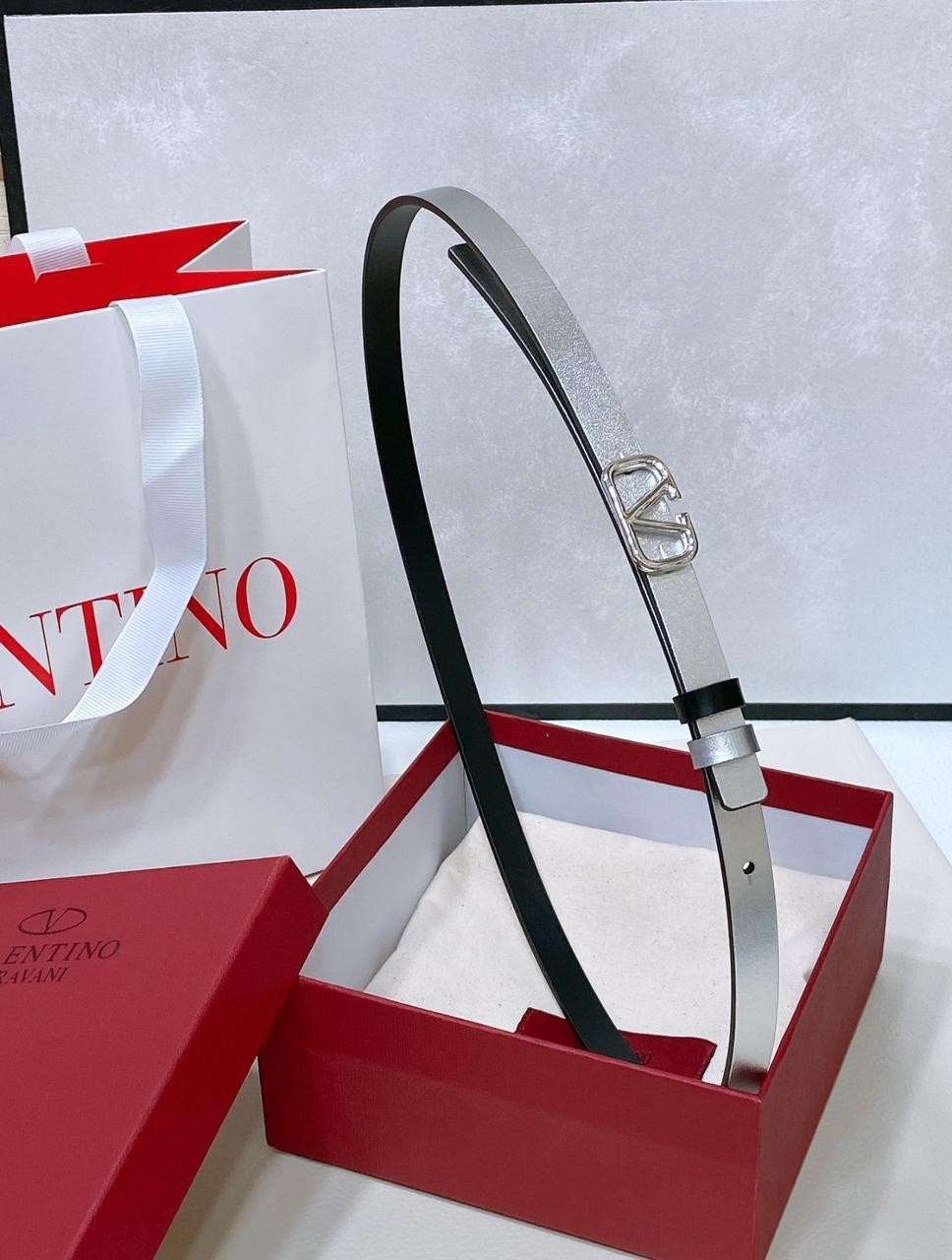 Valentino garavani vlogo signature reversible silver and black leather belt with silver tone buckle Valentino garavani vlogo signature reversible silver and black leather belt with silver tone buckle
