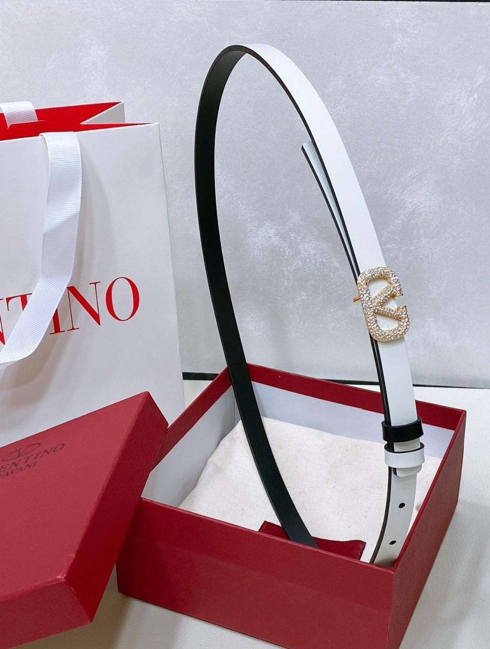 Valentino garavani vlogo signature reversible white leather belt with crystal buckle Valentino garavani vlogo signature reversible white leather belt with crystal buckle