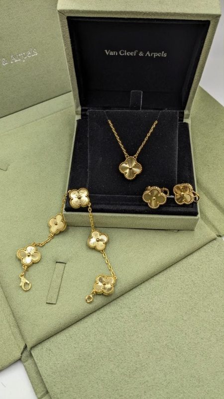 Van cleef & arpels vintage alhambra four leaf clover jewelry in gold