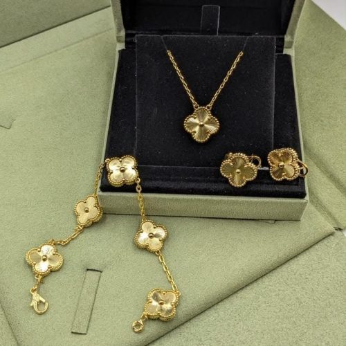 Van cleef & arpels vintage alhambra four leaf clover jewelry in gold