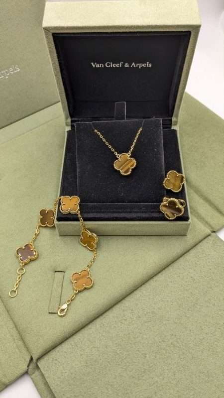 Van cleef & arpels vintage alhambra four leaf clover jewelry in golden brown
