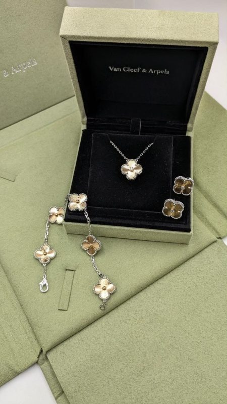Van cleef & arpels vintage alhambra four leaf clover jewelry in rose gold