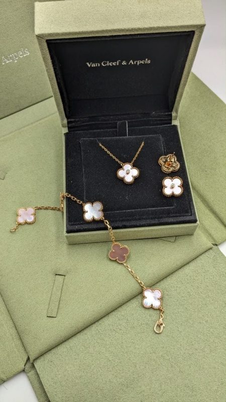 Van cleef & arpels vintage alhambra four leaf clover jewelry in white, gold and pink